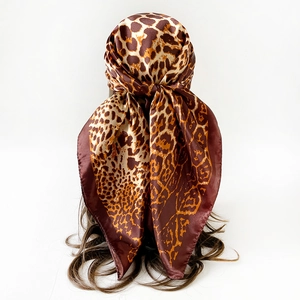 Detailansicht eines Satin-Kopftuchs mit Leopardenmuster und seidiger Textur