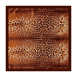 Detaillierte Draufsicht eines luxuriösen Satin-Vierecktuchs mit Leopardenmuster und braunem Rand