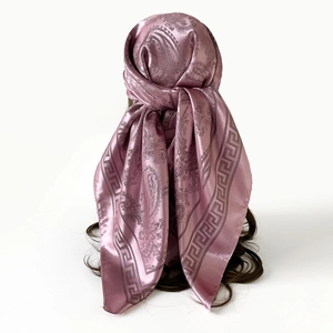 Détail du motif paisley et grec sur le foulard carré en satin soyeux et brillant