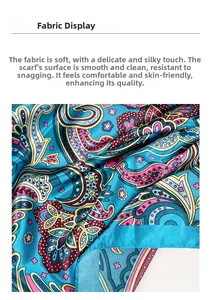 Detail von weichem Satin-Stoff mit Paisley-Muster und glänzender Seidentextur