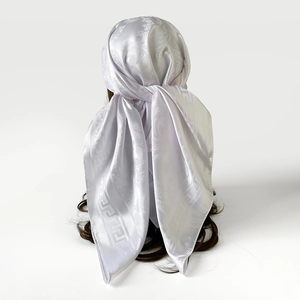 Vue détaillée du foulard en satin violet clair avec jacquard floral et motif grec