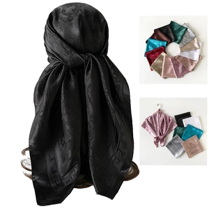 Élégant foulard en satin de soie avec bordure jacquard à méandres grecs multicolore