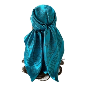 Carré en satin bleu paon avec motif paisley et bordure grecque en style foulard de tête