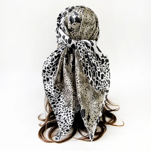 Detailansicht des Leopardenmusters und Colorblock-Designs auf dem Seidenkopftuch