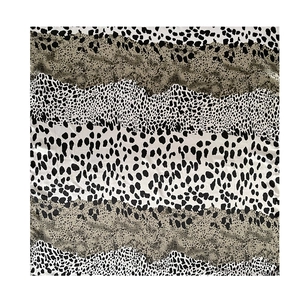 Detailansicht eines 90cm quadratischen Satin-Halstuchs mit Leopardenmuster und Seidenglanz