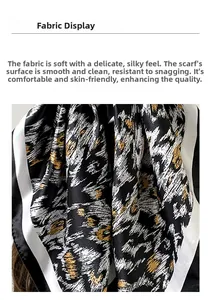 Détail d'un foulard en satin léopard montrant la texture lisse et le tissu en soie