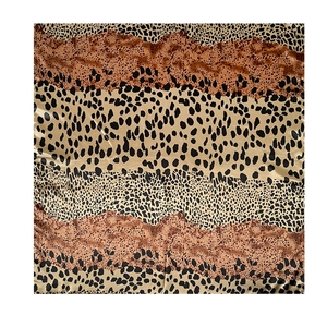 Detailansicht quadratisches Satin-Halstuch mit Leopardenmuster und Patchwork-Design