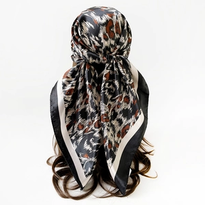 Vista posteriore dettagliata di un foulard di seta leopardato da 90cm su un manichino