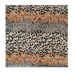 Detailaufnahme des Satin-Seidenquadrats mit Leopardenmuster und glatter Textur