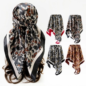 Sciarpa Quadrata in Raso Elegante da Donna Stampa Leopardata Motivo Animale Fascia per Capelli Accessorio di Moda Foulard Leggero Scialle Morbido