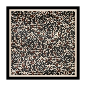 Foulard quadrato in raso di seta con stampa leopardata classica e bordo nero e beige