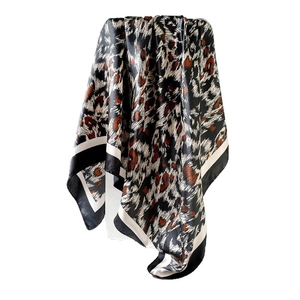 Foulard quadrato in raso leopardato con bordi a righe bianche e nere su sfondo bianco