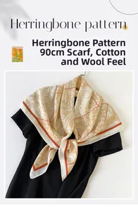 Détail du motif à chevrons et imprimé floral paisley sur foulard carré beige de 90 cm