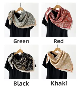 Vue détaillée de quatre foulards en soie à chevrons avec imprimés paisley en divers coloris