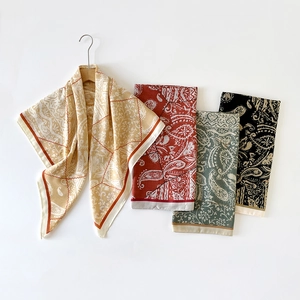 Collection de foulards en soie vintage à motif paisley fleuri en beige, rouge et vert