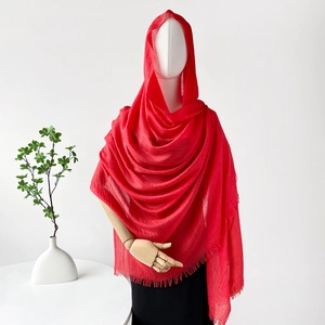 Detalle del tejido del pañuelo de algodón rojo con elegantes flecos y tela suave