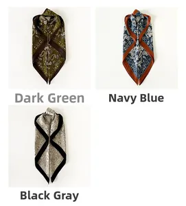 Dettaglio di foulard quadrati paisley in verde scuro, blu navy e grigio nero effetto seta