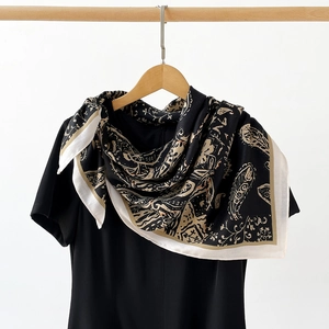 Détail d'un foulard vintage à fleurs drapé sur un cintre en bois sur une robe noire