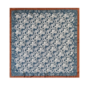 Foulard quadrato in seta blu con stampa paisley bianca e bordo marrone disteso