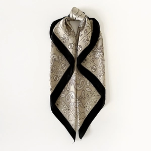 Elegante foulard in seta champagne con stampe paisley nere e bordi, sciarpa quadrata