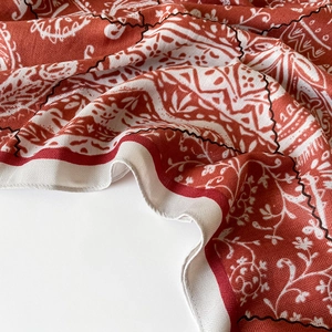 Écharpe vintage à motif paisley rouge rouille et crème avec texture en sergé chic