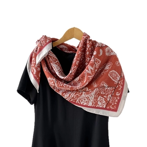 Foulard en soie rouge terre cuite avec motif floral paisley et détails vintage géométriques