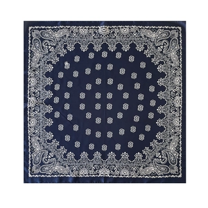 Klassieke donkerblauwe paisley vierkante sjaal van satijn met vintage bloemenmotief