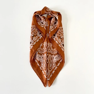 Elegante donkeroranje zijden sjaal met klassieke witte en zwarte paisley-patronen