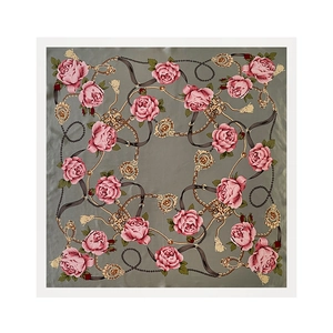 Detail van een retro satijnen vierkante sjaal met roze rozen en gouden kettingprint