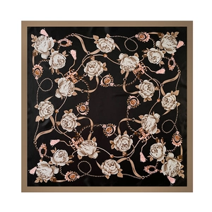 Detail van 90cm zijden sjaal met vintage bloemenpatronen en gouden kettingelementen