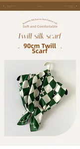 Détail d'un carré de soie sergé de 90cm à motif damier vert et blanc avec fleurs