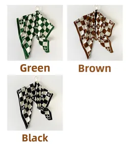 Détails de foulards en soie à motif damier et fleurs en vert, marron et noir classique