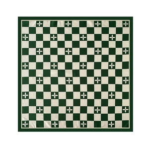 Détail du motif damier vert foncé avec motifs floraux blancs sur foulard carré en soie