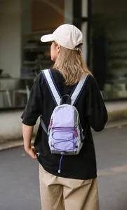 Dettaglio del mini zaino da esterno con coulisse viola elastica e tessuto impermeabile