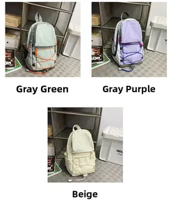 Dettaglio mini zaini bicolore nei colori grigio-verde, grigio-viola e giallo-riso
