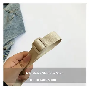 Detail van de verstelbare beige nylon schouderband met bijpassende gesp op de tas