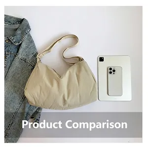 Minimalistische beige nylon crossbodytas getoond met een tablet voor de grote capaciteit