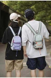 Vista posteriore dettagliata di mini zaini da esterno in nylon viola e verde menta