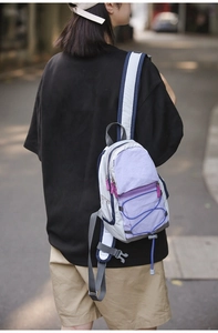 Dettaglio mini zaino in nylon con spallacci in rete e sistema di corde elastiche