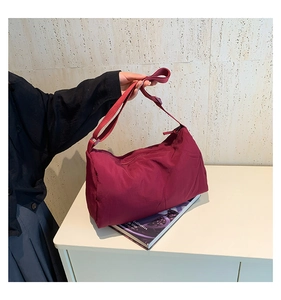 Detail van de bordeaux gewatteerde crossbodytas met verstelbare riem en ritssluiting