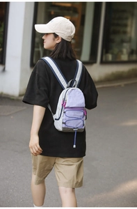 Dettaglio dello zaino leggero in nylon grigio e lavanda con elastico a incrocio