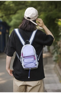 Dettaglio mini zaino viola chiaro con cinghie a contrasto e tessuto in nylon strutturato