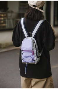 Zaino compatto in nylon viola e grigio con sistema a corda elastica per esterno