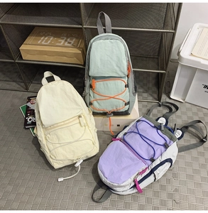 Zaini in nylon beige, menta e viola con cordoncini regolabili per attività all'aperto