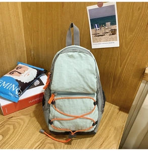 Dettaglio della borsa a tracolla outdoor leggera in verde menta e grigio con coulisse