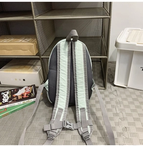 Dettaglio dello zaino verde menta con imbottitura in mesh grigio e fascia toracica regolabile