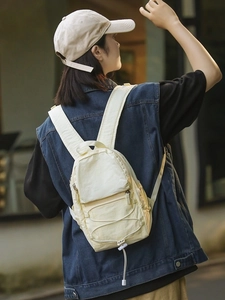 Mini zaino outdoor classico color-block da donna in giallo pallido con coulisse esterna