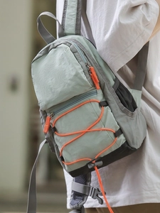 Borsa a tracolla da trekking verde menta e grigio con dettagli arancioni e cordoncino