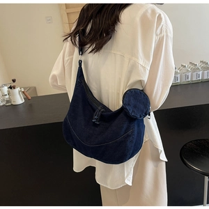 Dettaglio della borsa a mezzaluna in denim blu navy con portamonete rimovibile