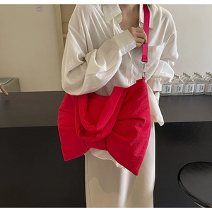Détail du sac cabas rouge style ballet avec nœud, bandoulière réglable et ferrures argentées